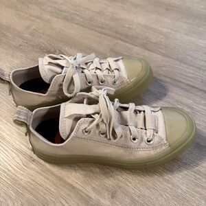 Women’s converse canvas Sneakers sz 5